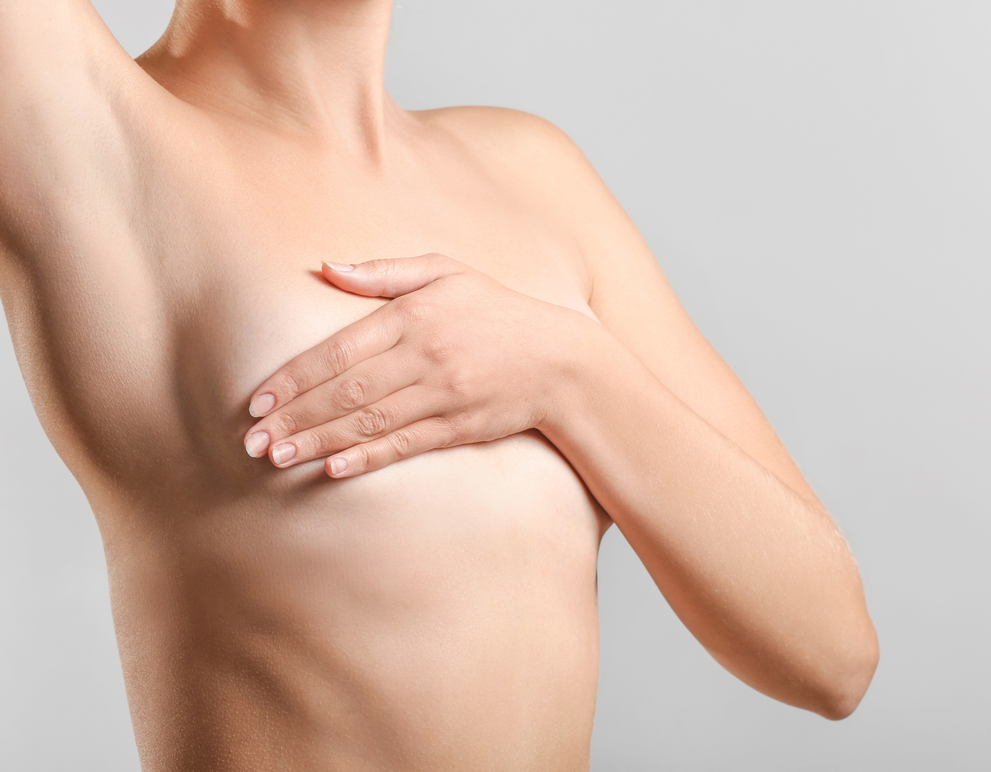 Poitrine d une femme cachant ses seins avec ses mains Augmentation mammaire | Dr Barbera Paris