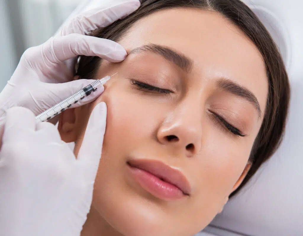 Jeune femme se faisant injecter dans les paupieres Botox | Dr Barbera Paris