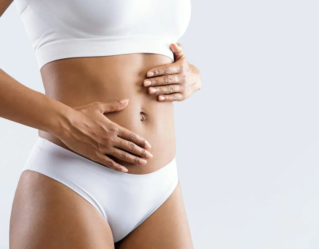 Photo du ventre d une femme avec les mains poser dessus chirurgie post bariatrique | Dr Barbera Paris