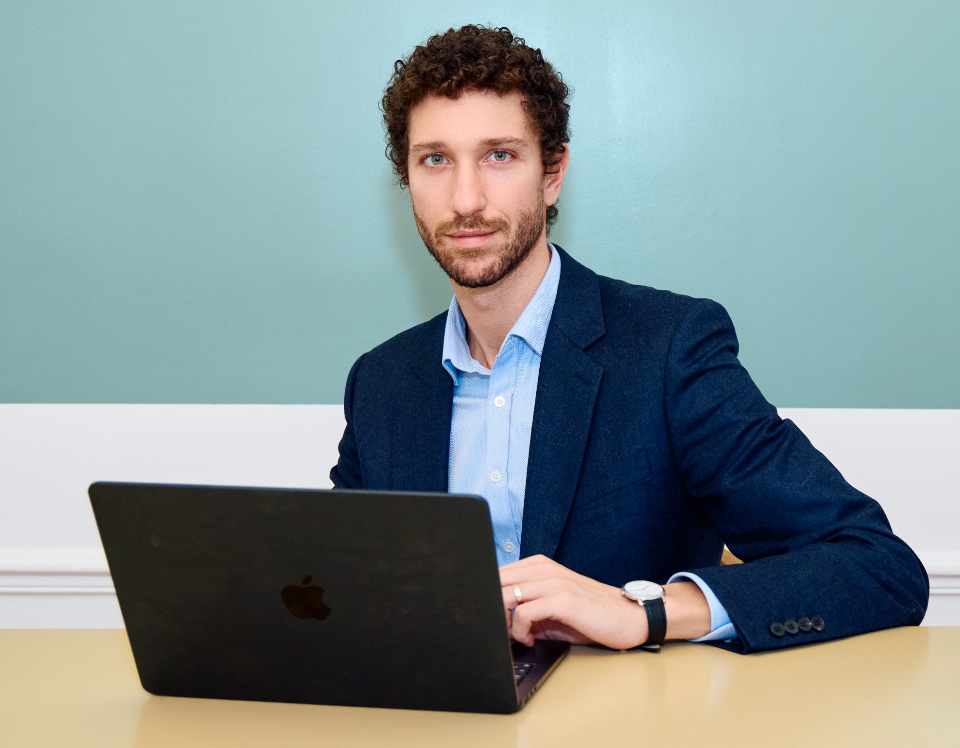 Photo de profil du Docteur Federico Barbera devant son laptop | Dr Barbera Paris