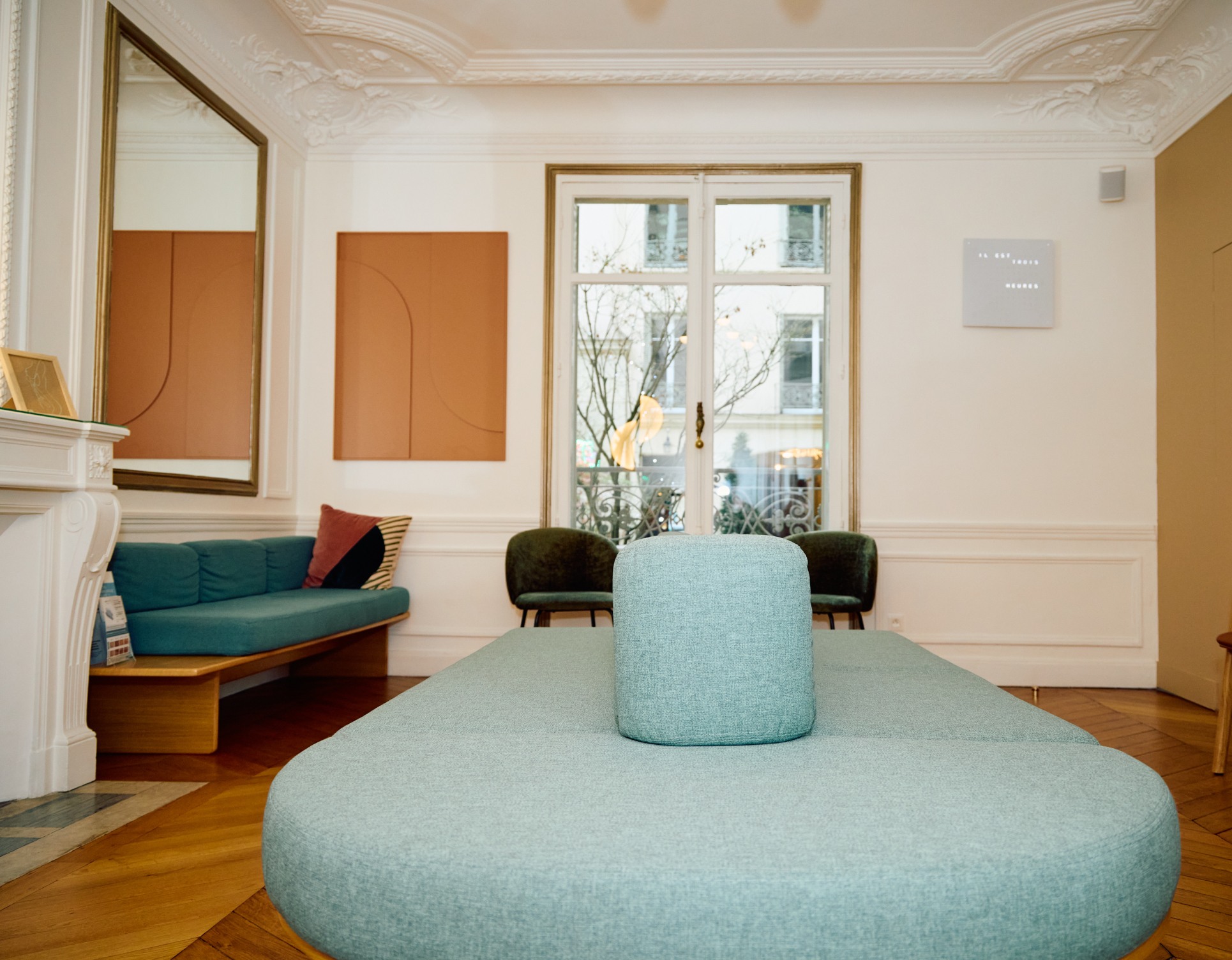 Salle d attente du cabinet du Dr barbera avec un jolie decor Lieux | Dr Barbera Paris