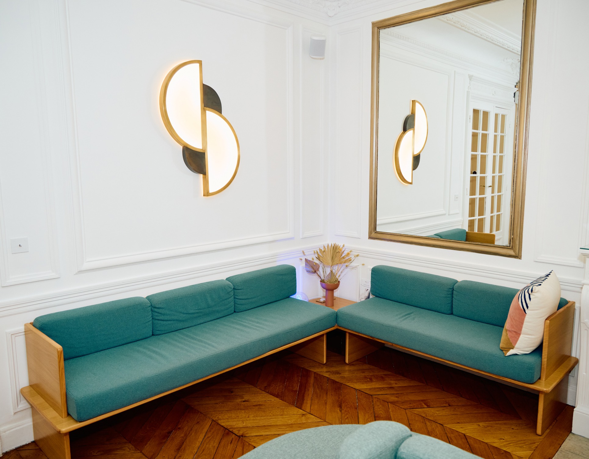 Jolie salle d attente avec deux grands canapes et des miroire sur les murs Lieux| Dr Barbera Paris