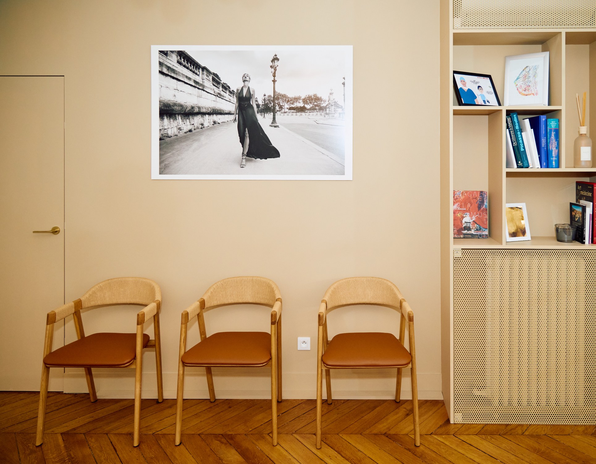 Joli decor d un mur dans la salle d attente avec 3 jolie chaise Lieux | Dr Barbera Paris