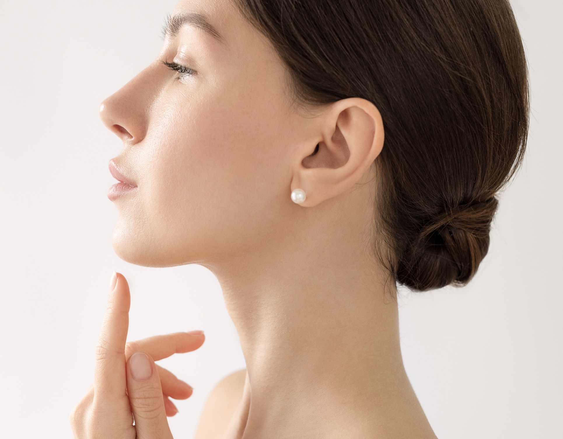Photo de visage de profile gauche d une jeune femme blonde lifting cervico facial | Dr Barbera Paris