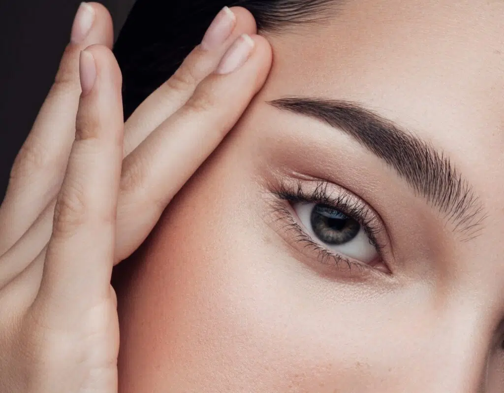 Vue rapprochee sur l oeil d une femme lifting temporal | Dr Barbera Paris