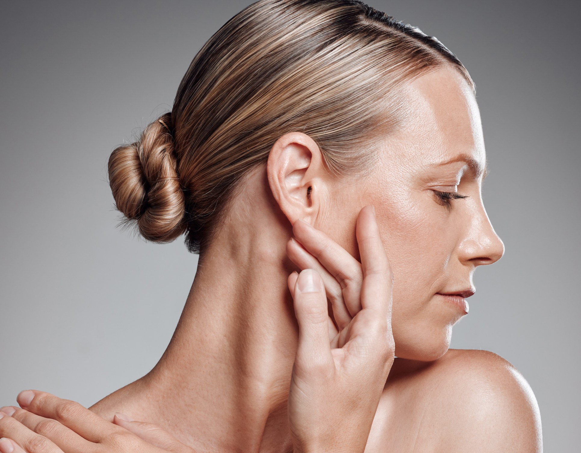 Photo du visage d une femme montrant sa joue droite Lipofilling visage| Dr Barbera Paris
