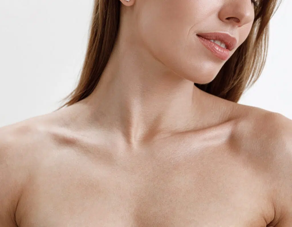 Vue rapprochee du cou d une jeune femme Liposuccion cou | Dr Barbera Paris