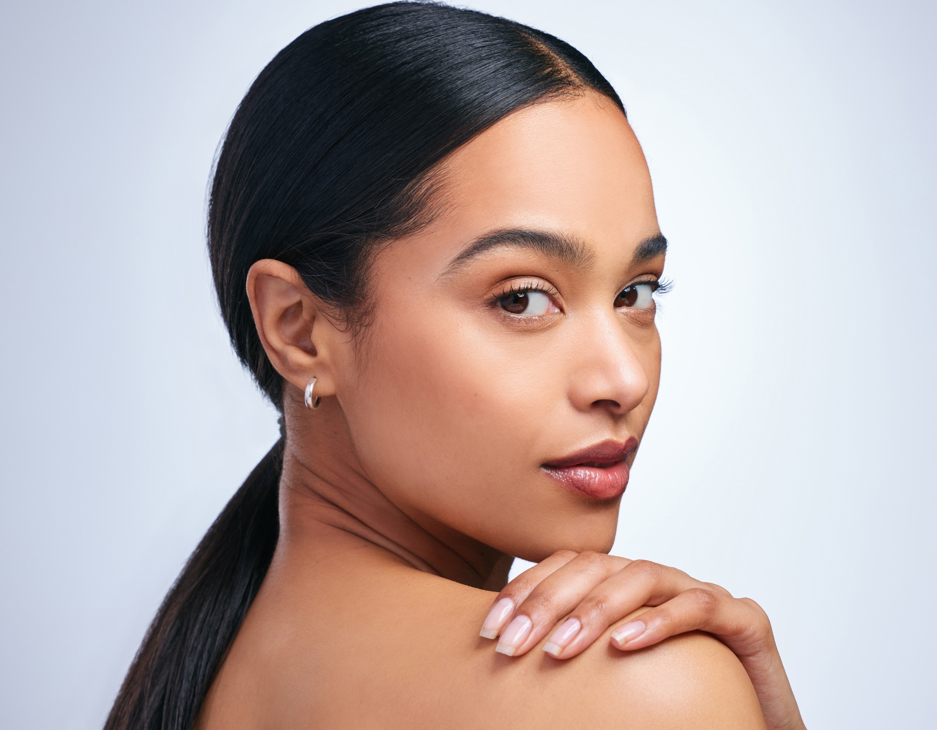 Photo de profile d une jeune femme regardant derriere elle medecine esthetique | Dr Barbera Paris