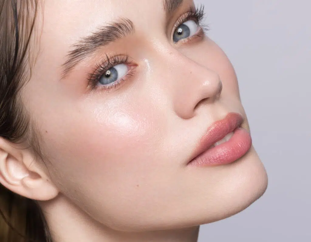 Visage d une jolie femme regardant la camera mesotherapie | Dr Barbera Paris