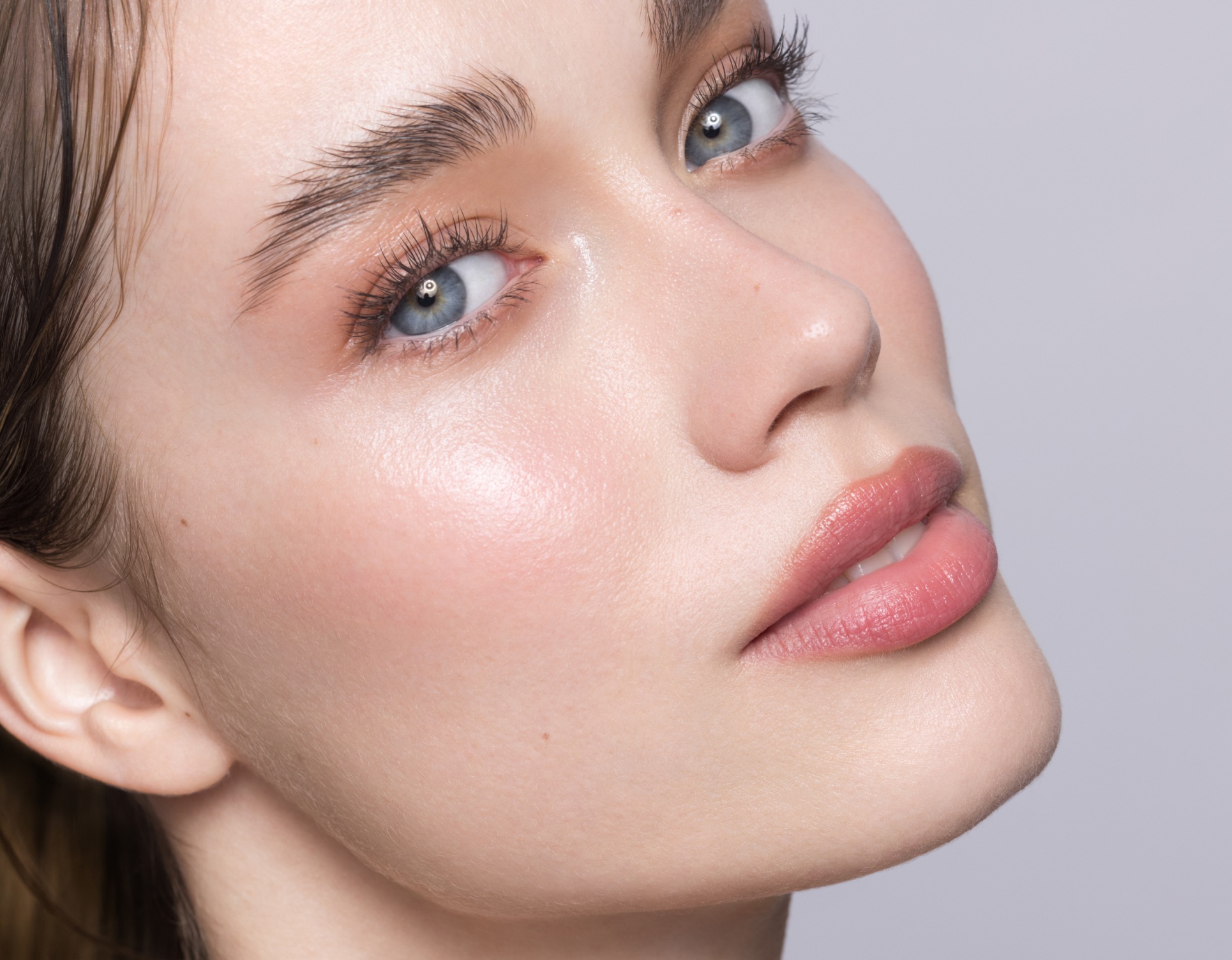 Visage d une jolie femme regardant la camera mesotherapie | Dr Barbera Paris