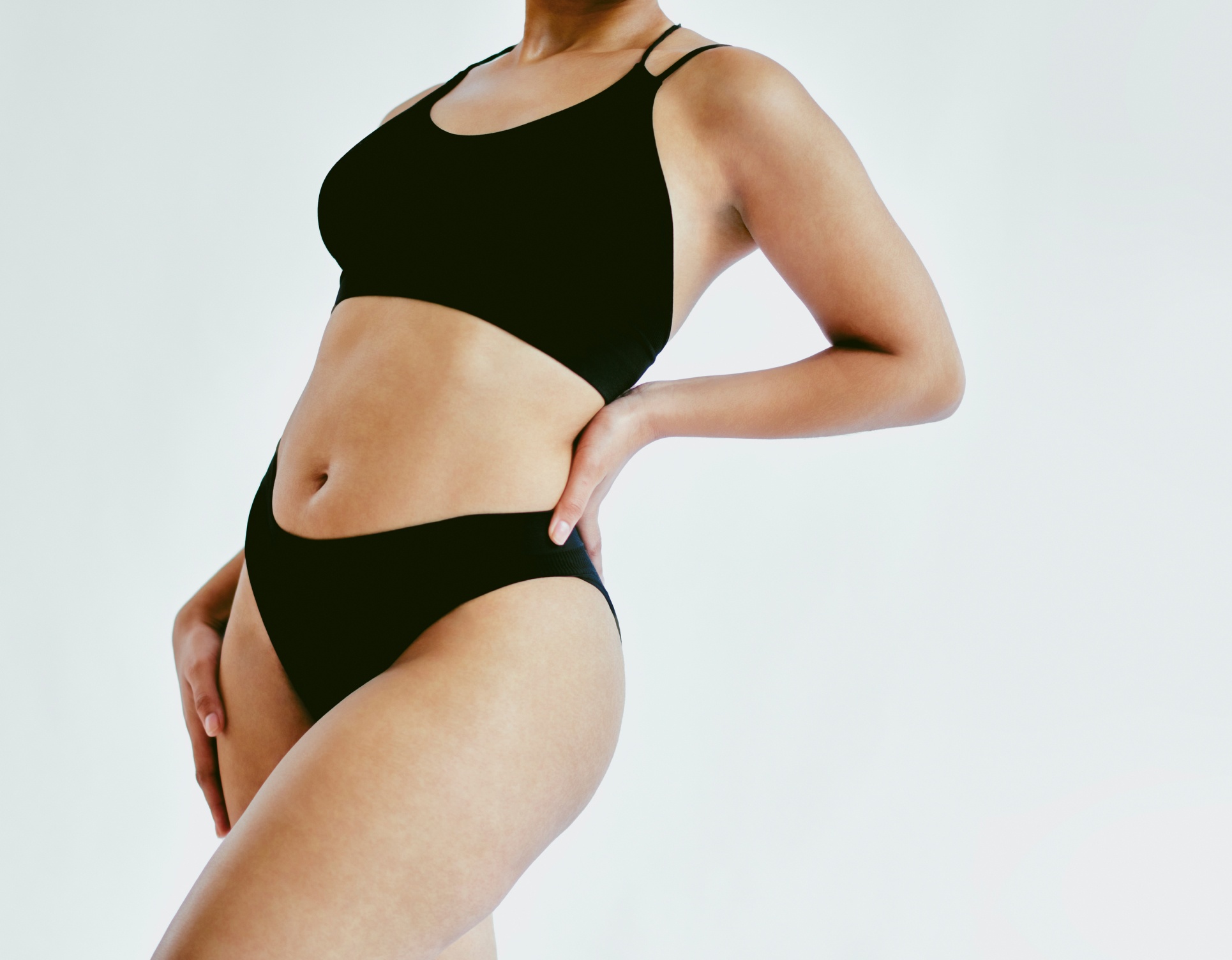 Photo stylisee de la silhouette d une femme Mommy makeover | Dr Barbera Paris