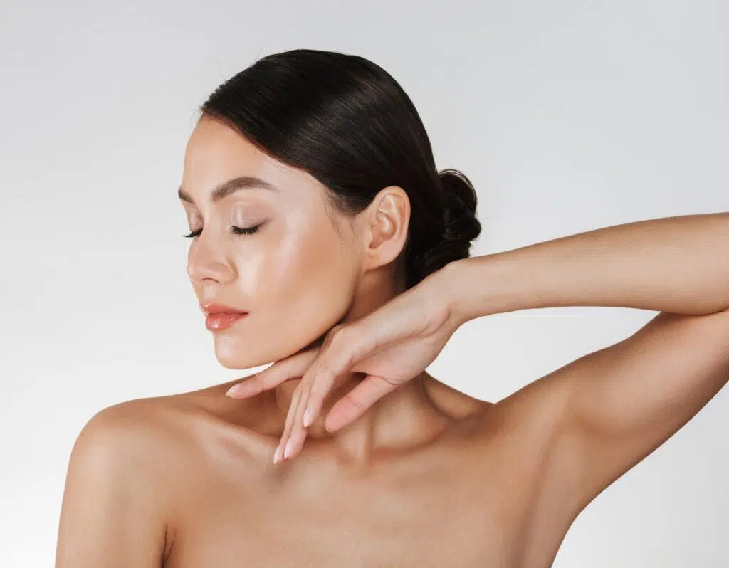 Photo de profil stylisee d une jeune femme acide hyaluronique ovale du visage | Dr Barbera Paris