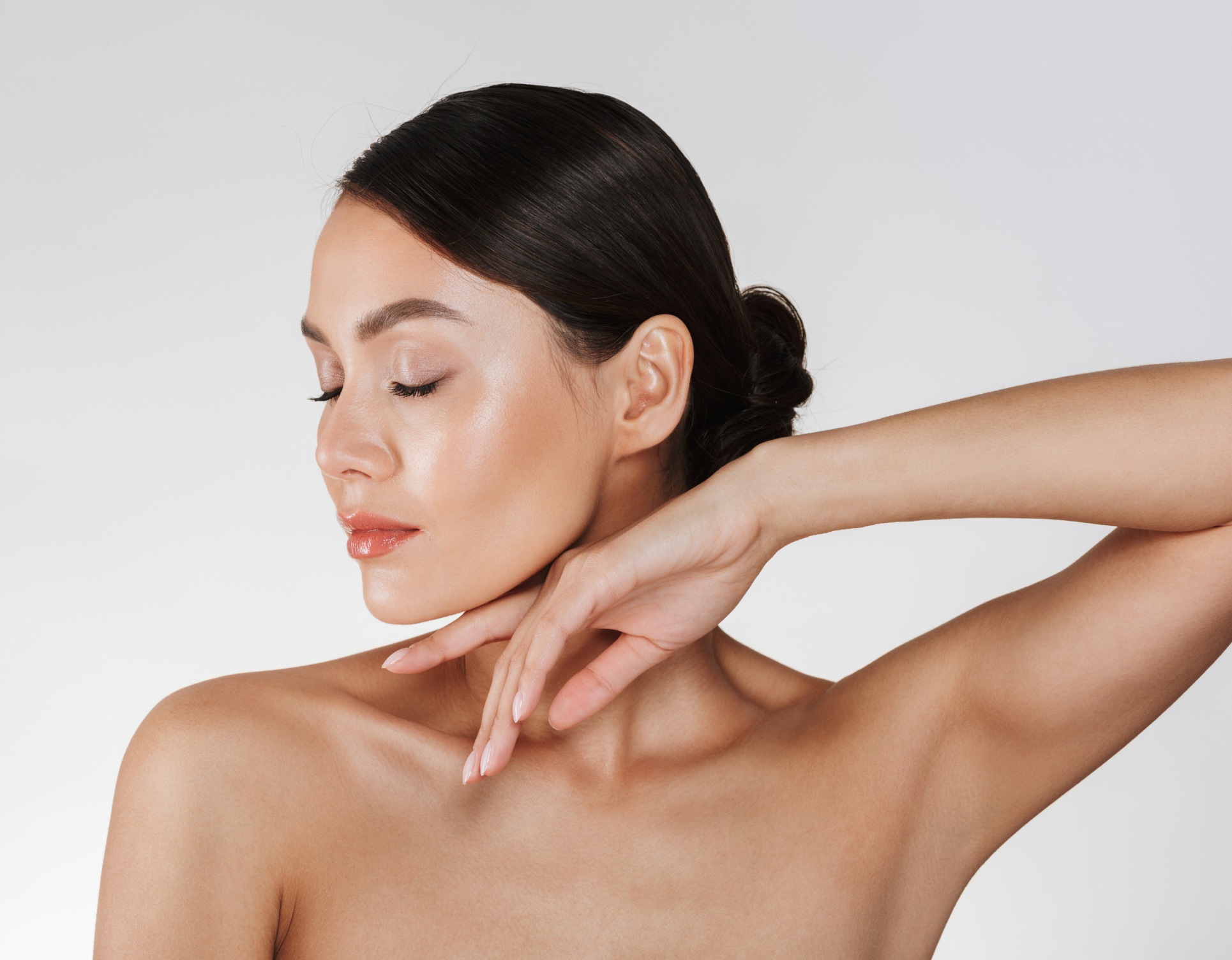 Photo de profil stylisee d une jeune femme acide hyaluronique ovale du visage | Dr Barbera Paris