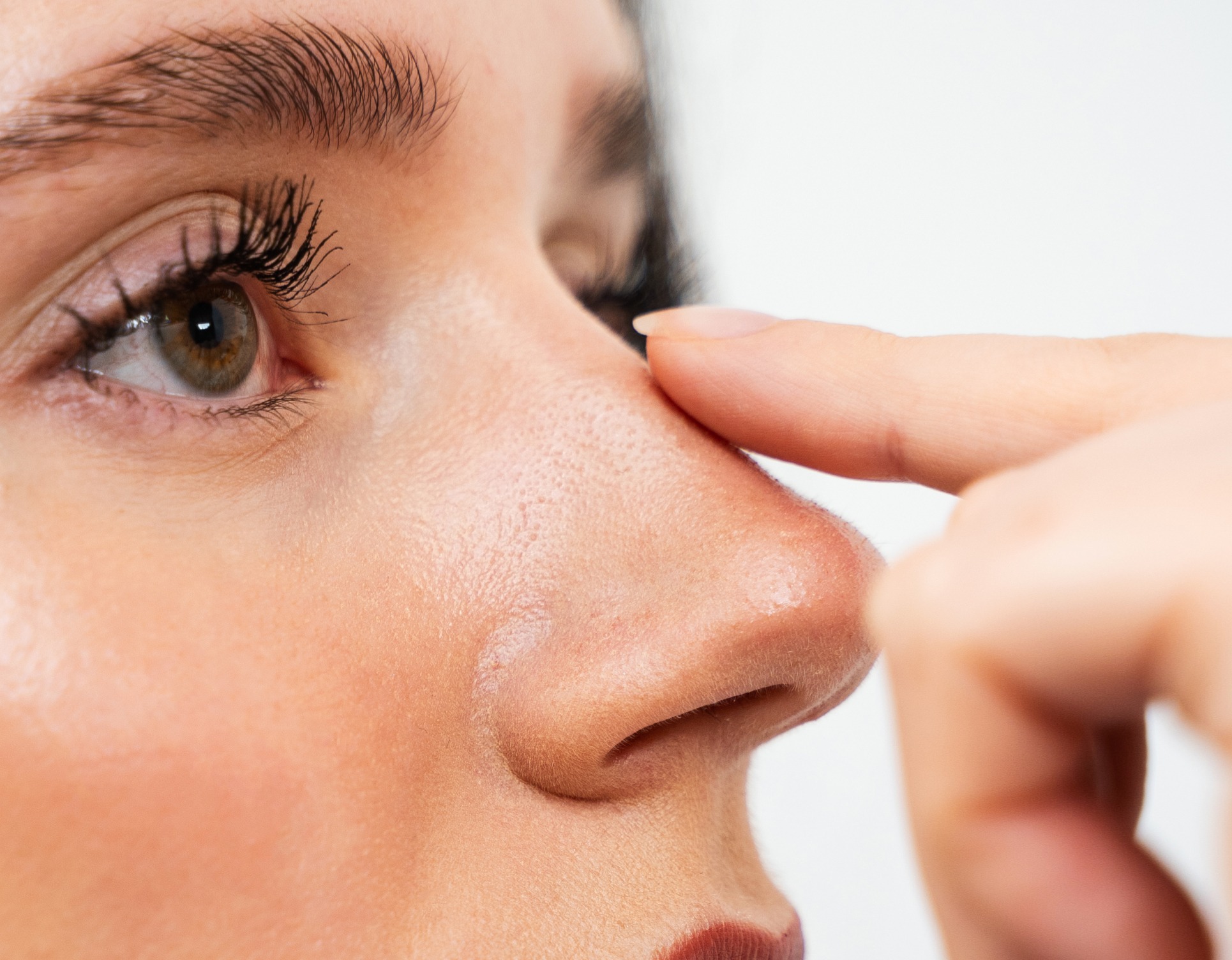 Un doigt poser sur le nez d une femme Rhinoplastie medicale | Dr Barbera Paris