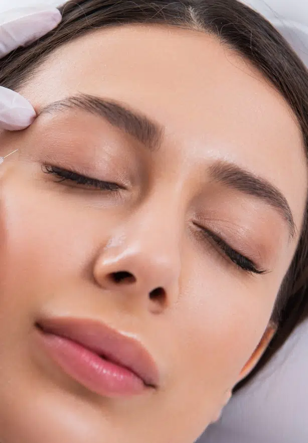 Jeune femme se faisant injecter dans les paupieres medecine esthetique Botox | Dr Barbera Paris