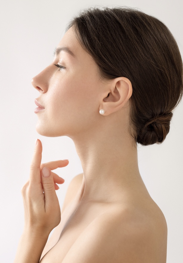 Photo de visage de profile gauche d une jeune femme blonde lifting cervico facial | Dr Barbera Paris
