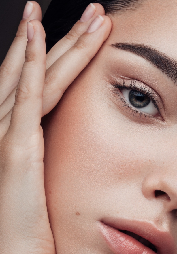 Vue rapprochee sur l oeil d une femme lifting temporal | Dr Barbera Paris