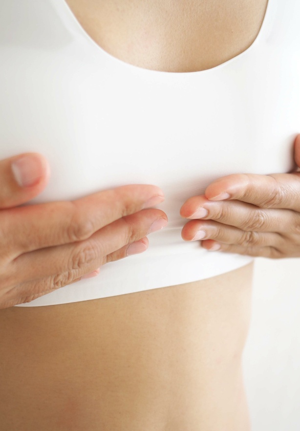 Poitrine d une jeune femme avec les mains poser sur elle reconstruction de la plaque aerolo mammaire | Dr Barbera Paris