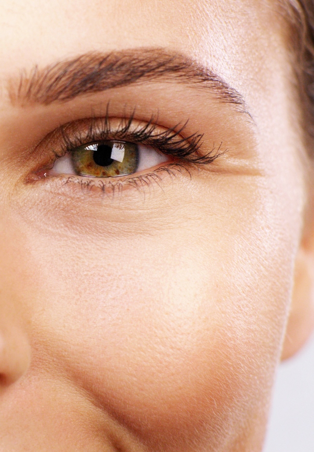 Vue rapprochee sur l oeil d une femme Ride de la patte d oie | Dr Barbera Paris