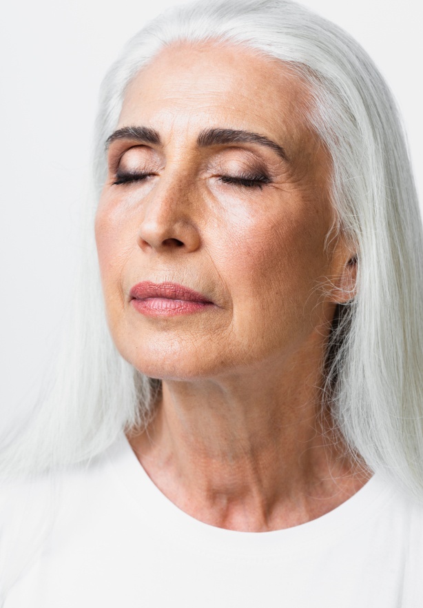 Visage d une femme agee avec lex cheveux blanc fermant les yeux rides du front | Dr Barbera Paris