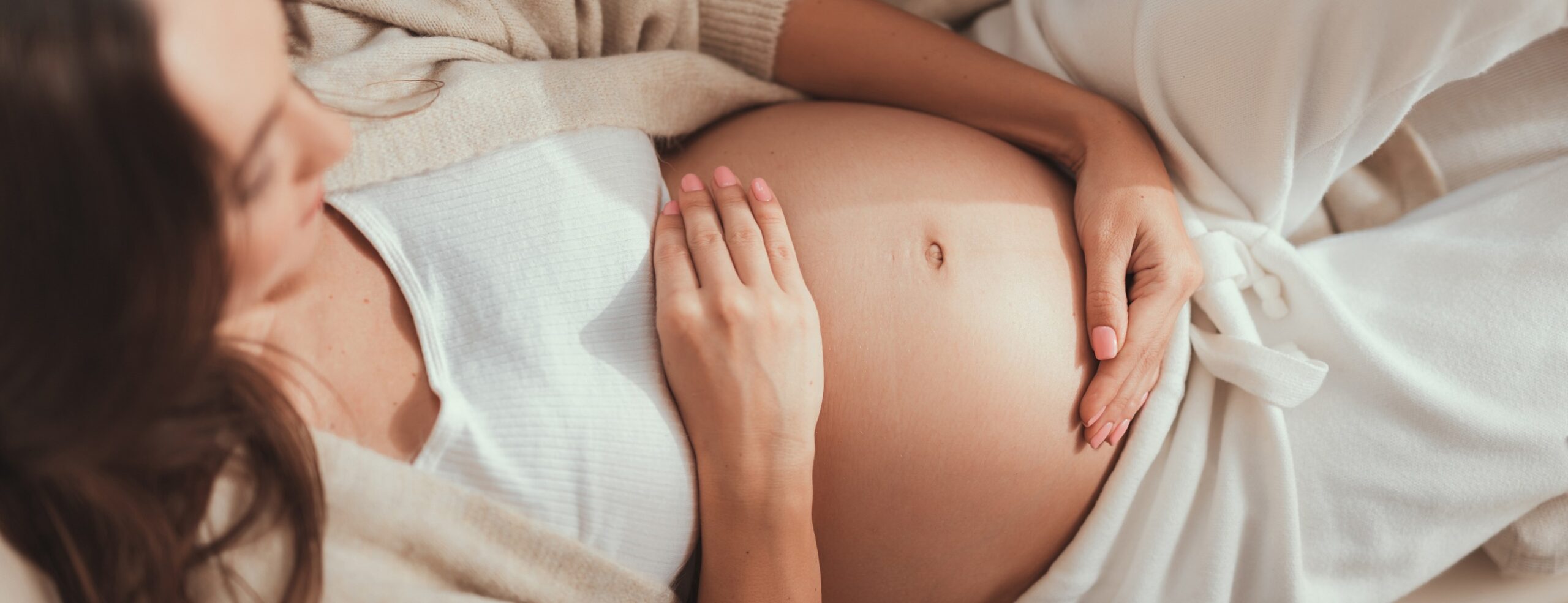 Le Dr Barbera, à Paris 16, vous explique les risques que comporte une grossesse après une abdominoplastie/